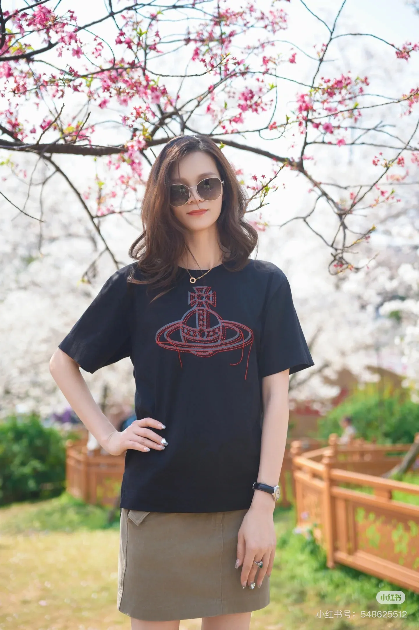 vivienne Westwood Queen Mother's new 2025 spring and summer Japanese limited-edition tassel embroidered short-sleeved T-shirt. The appearance of the appearance reveals the uninhibited image and high street trends. It has a loose and casual style, a short front and long back design, a small slit on the hem on both sides, and the iconic Saturn shape on the chest. The cross crown ball is added with a very futuristic satellite ring, just like Saturn, which collides with the prominent colors of the clothes. The non-overlapping Saturn pattern is outlined with red embroidery, which is visually dazzling. It also has a few tassels to complete the unconventional personality. 240g 32 count high-density double yarn cotton, comfortable and breathable fabric Size: XS-L Color: white, black